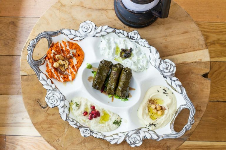 طريقة عمل ورق العنب المحشي بالأرز واللحم المفروم