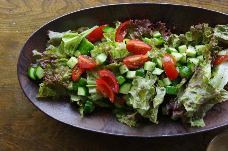 Lebanese fattoush salad recipe with vegetables and fried bread